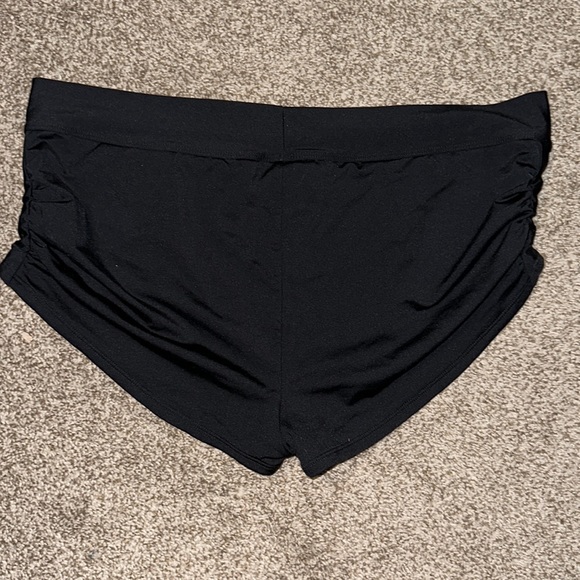 Black swim shorts that are cinched on the sides - Picture 2 of 8